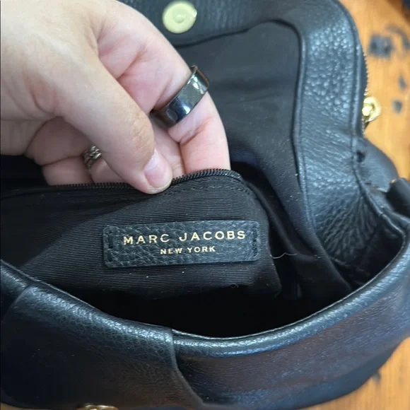 Marc Jacobs Leather Black Crossbody Bag with Adjustable Strap and Slouchy Design - Picture 6 of 11